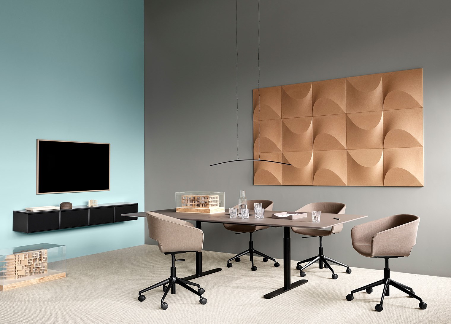 Marée 405 Swivel office chair on legs旋转办公椅