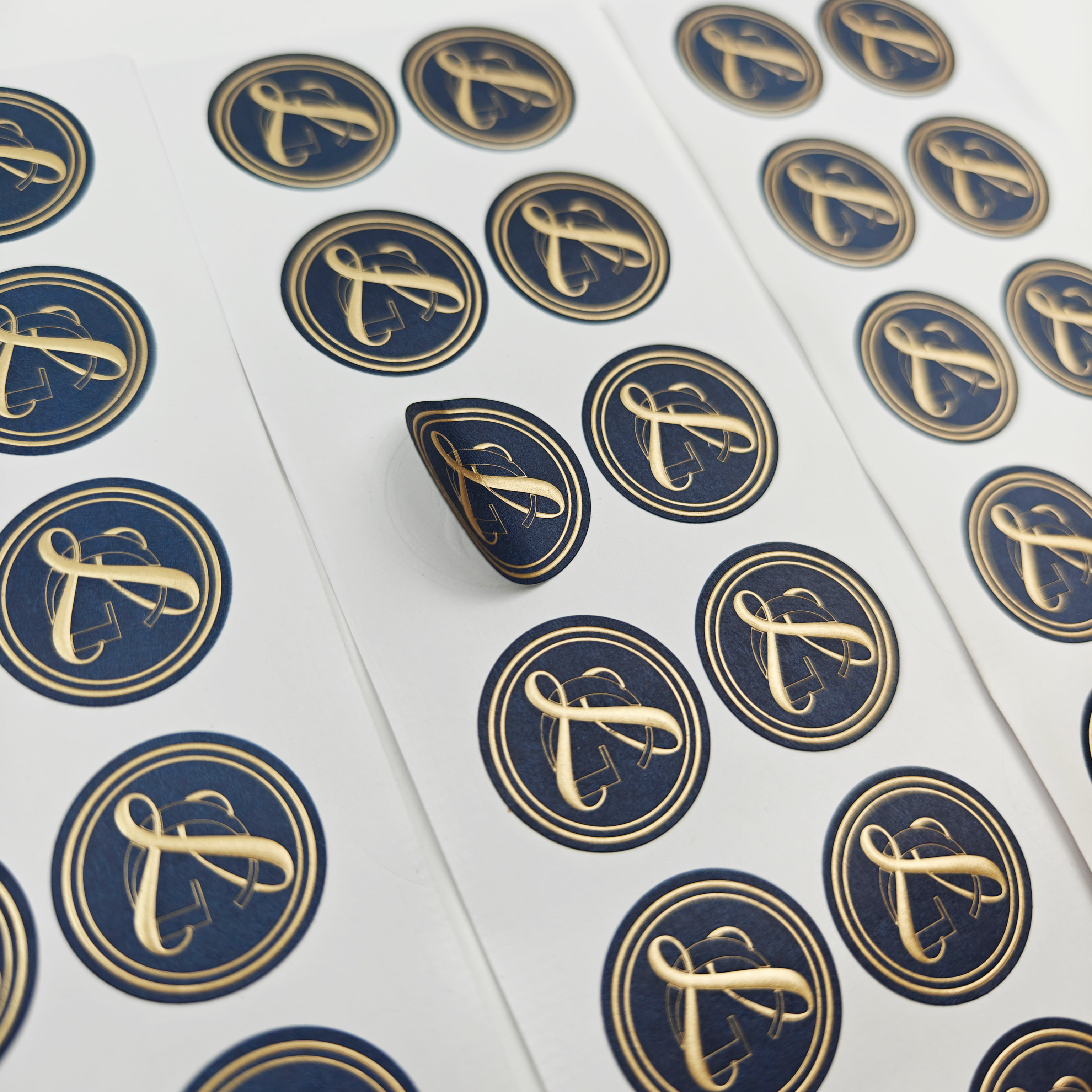 Wholesale Custom logo Adhesive Round Sealing Stickers for Packaging Waterproof Gold Foil Stamping Adhesive Round Labels Stickers
