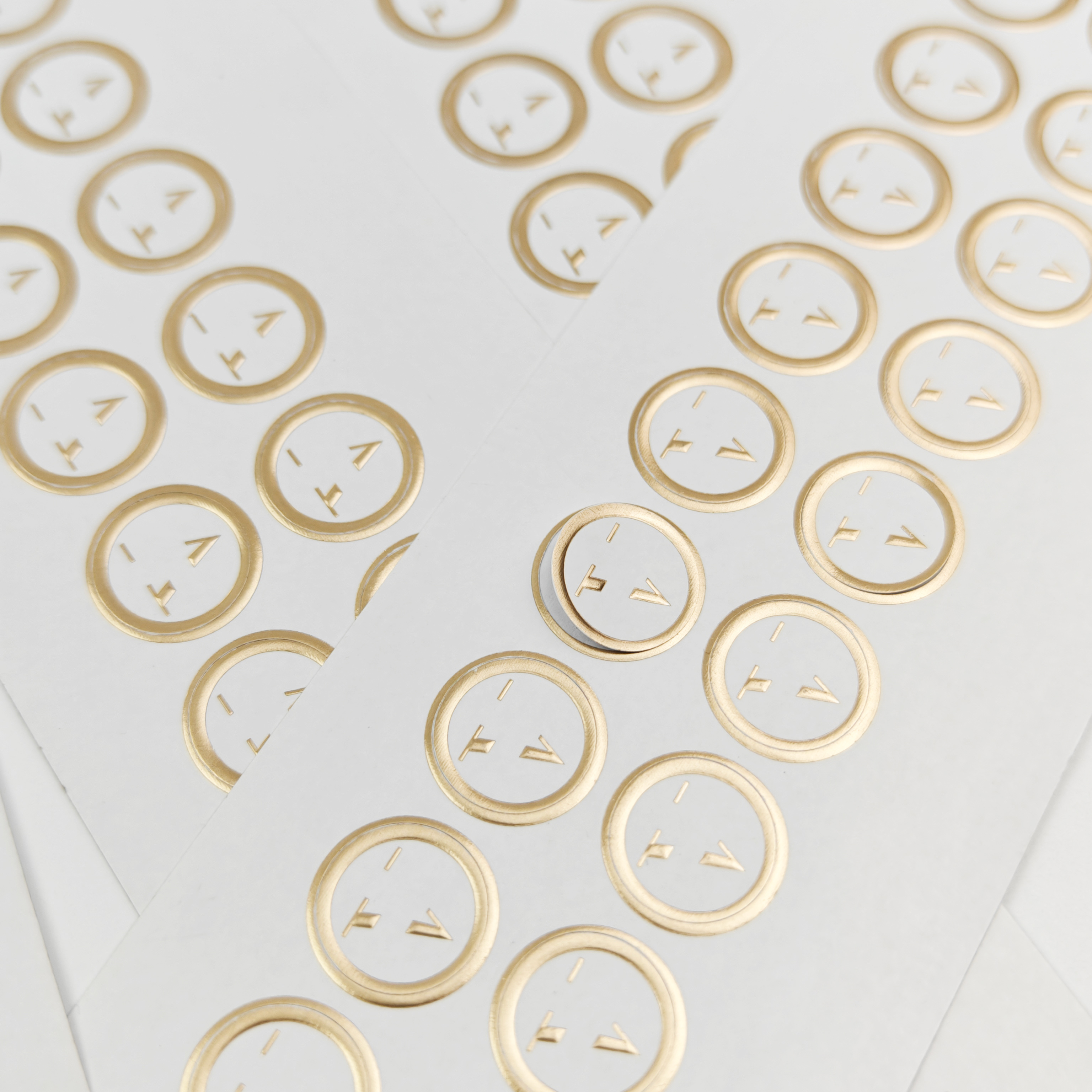 Luxury Gold Foil Embossed logo Stickers Custom High Quality Hot Stamping Round Gold Labels for Packaging