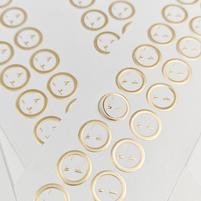 Luxury Gold Foil Embossed logo Stickers Custom High Quality Hot Stamping Round Gold Labels for Packaging