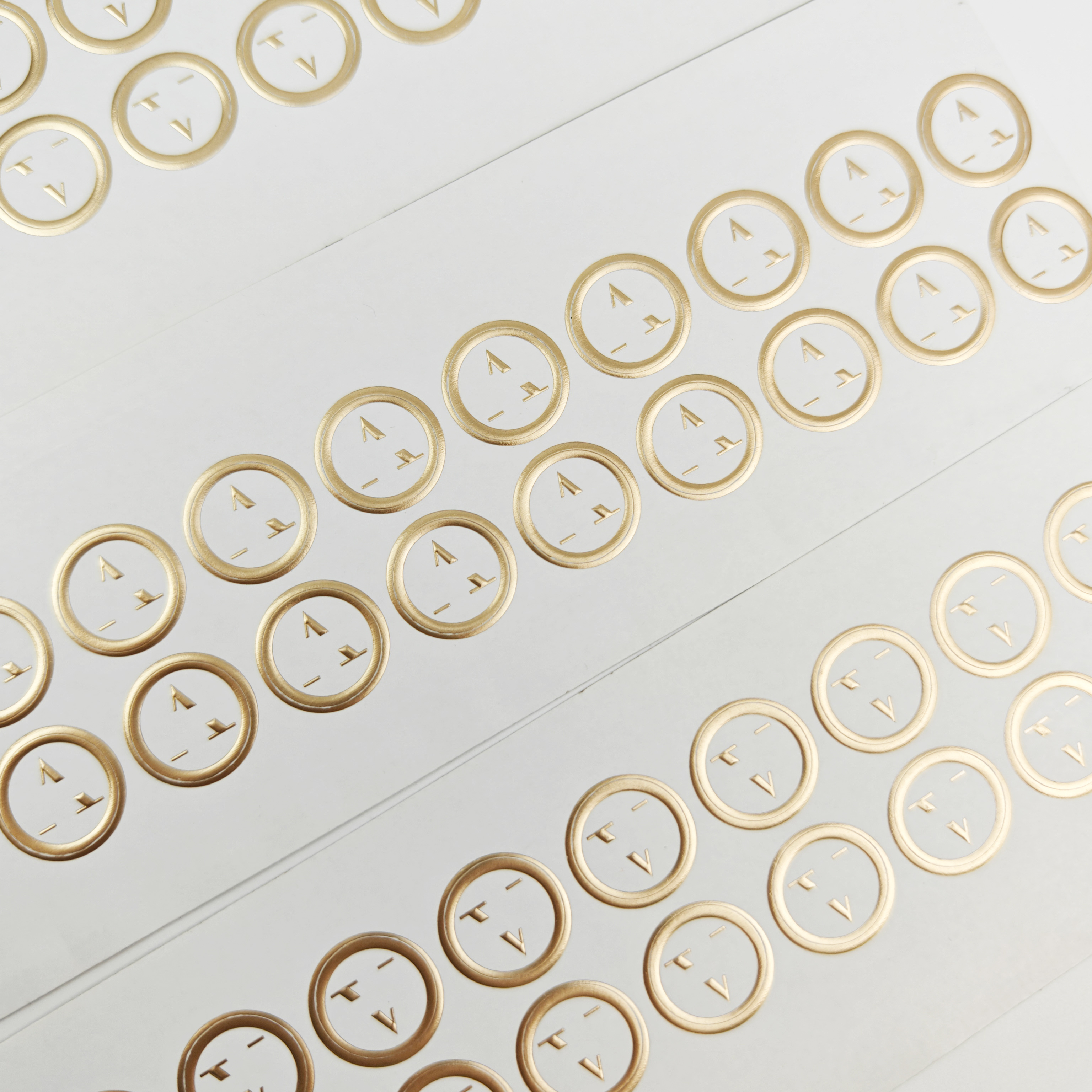Luxury Gold Foil Embossed logo Stickers Custom High Quality Hot Stamping Round Gold Labels for Packaging