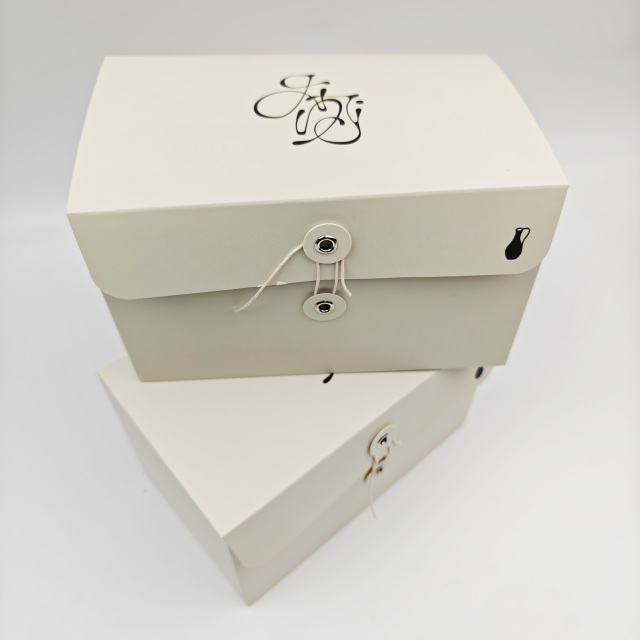 Customizable White Kraft Packaging Boxes With Insert For Luxury Candles