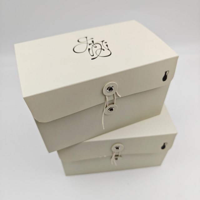 Customizable White Kraft Packaging Boxes With Insert For Luxury Candles