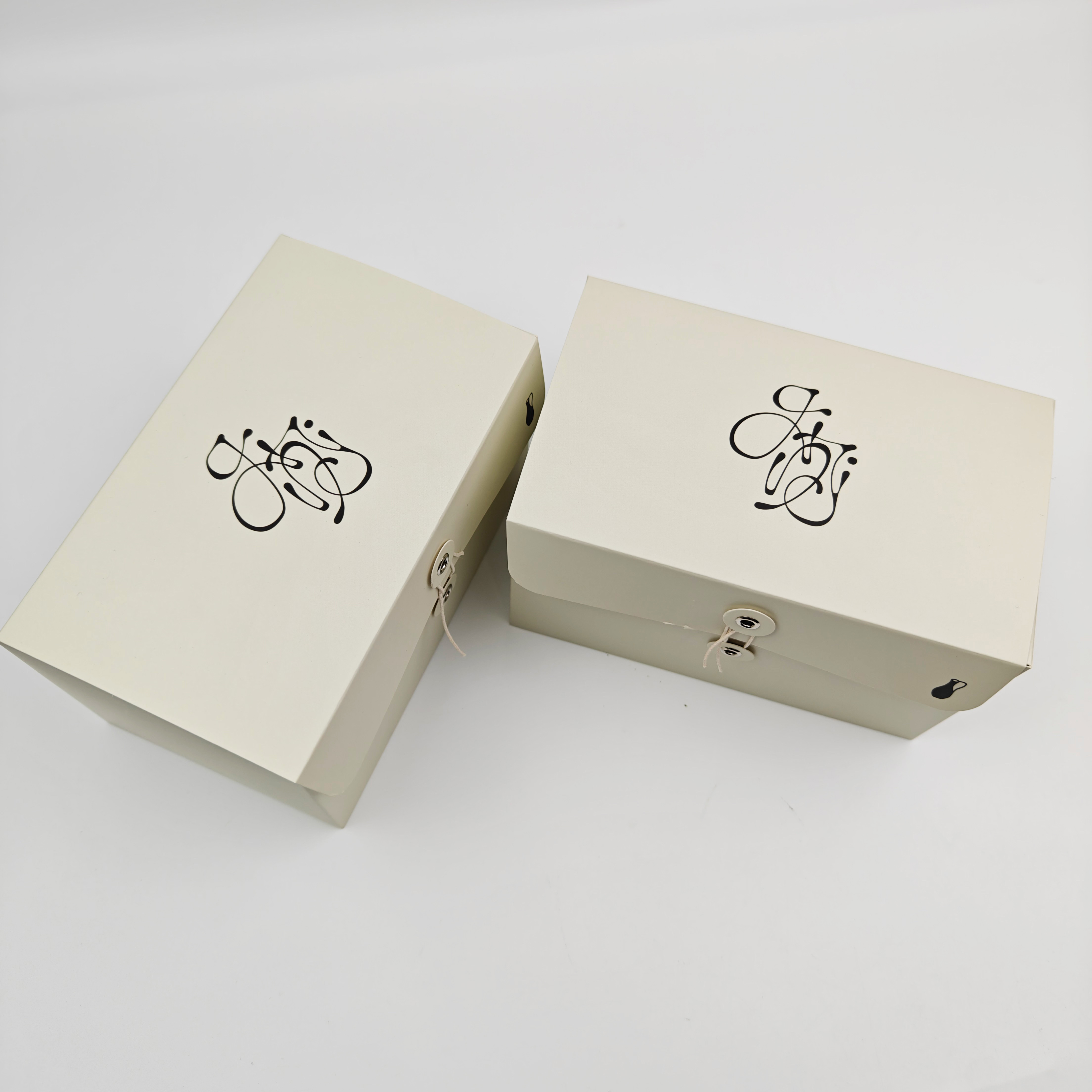 Customizable White Kraft Packaging Boxes With Insert For Luxury Candles