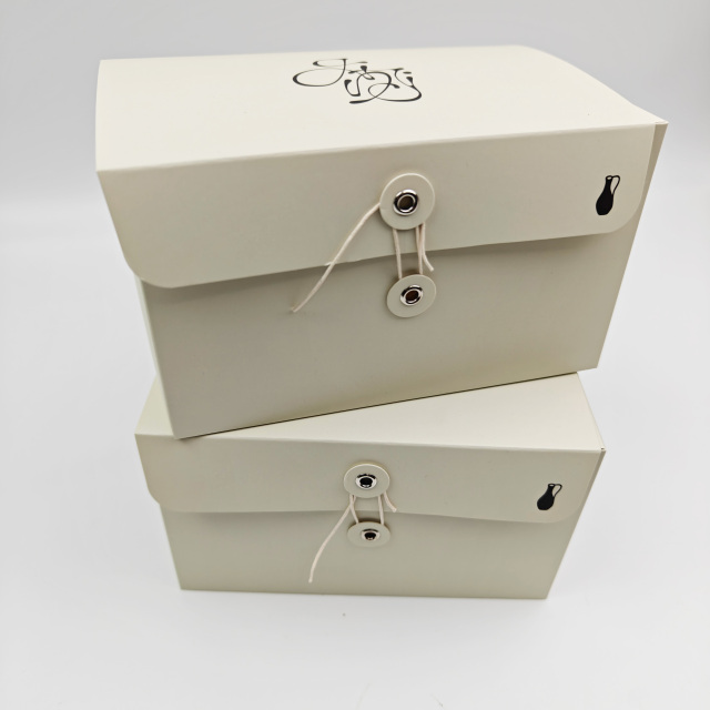 Customizable White Kraft Packaging Boxes With Insert For Luxury Candles
