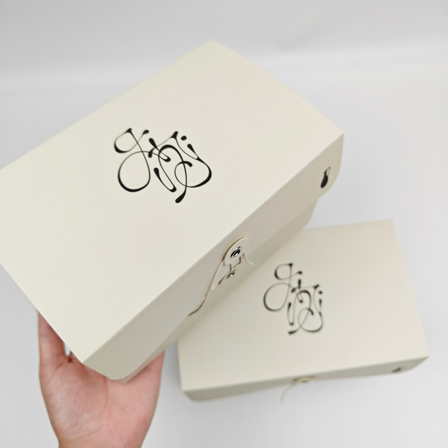 Customizable White Kraft Packaging Boxes With Insert For Luxury Candles