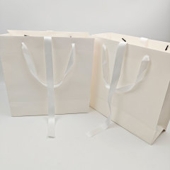 Custom White Kraft Luxury Gift Bags Eco-Friendly Retail Packaging Bag for Clothing & Apparel