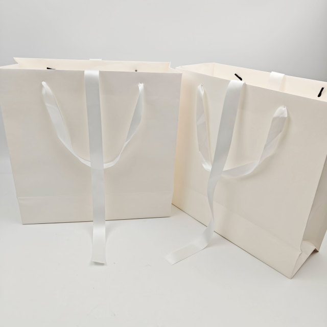 Custom White Kraft Luxury Gift Bags Eco-Friendly Retail Packaging Bag for Clothing & Apparel