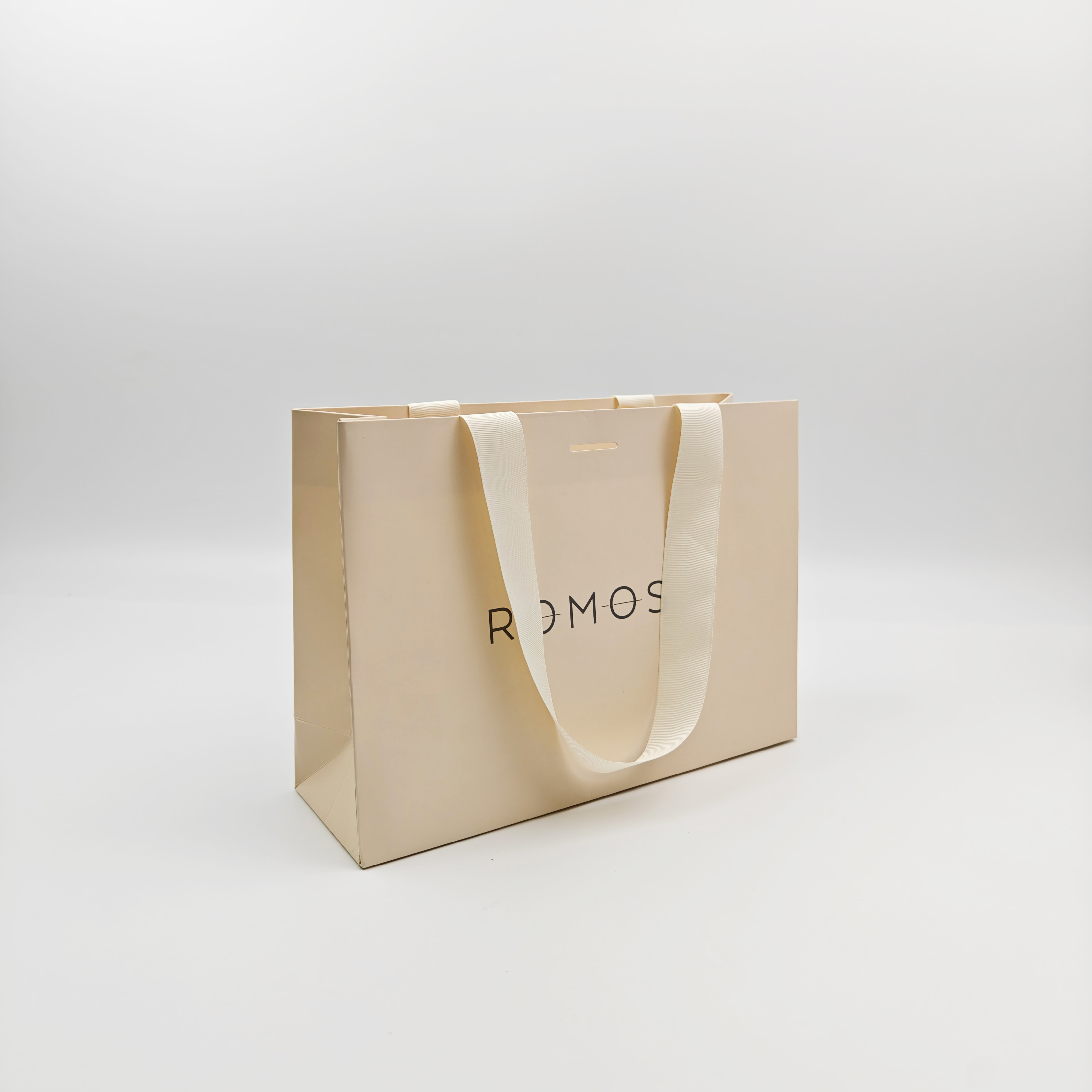 Compostable Christmas Paper Gift Bags Elegant Ribbon Design Cardboard Shopping Bags for Clothing & Candy