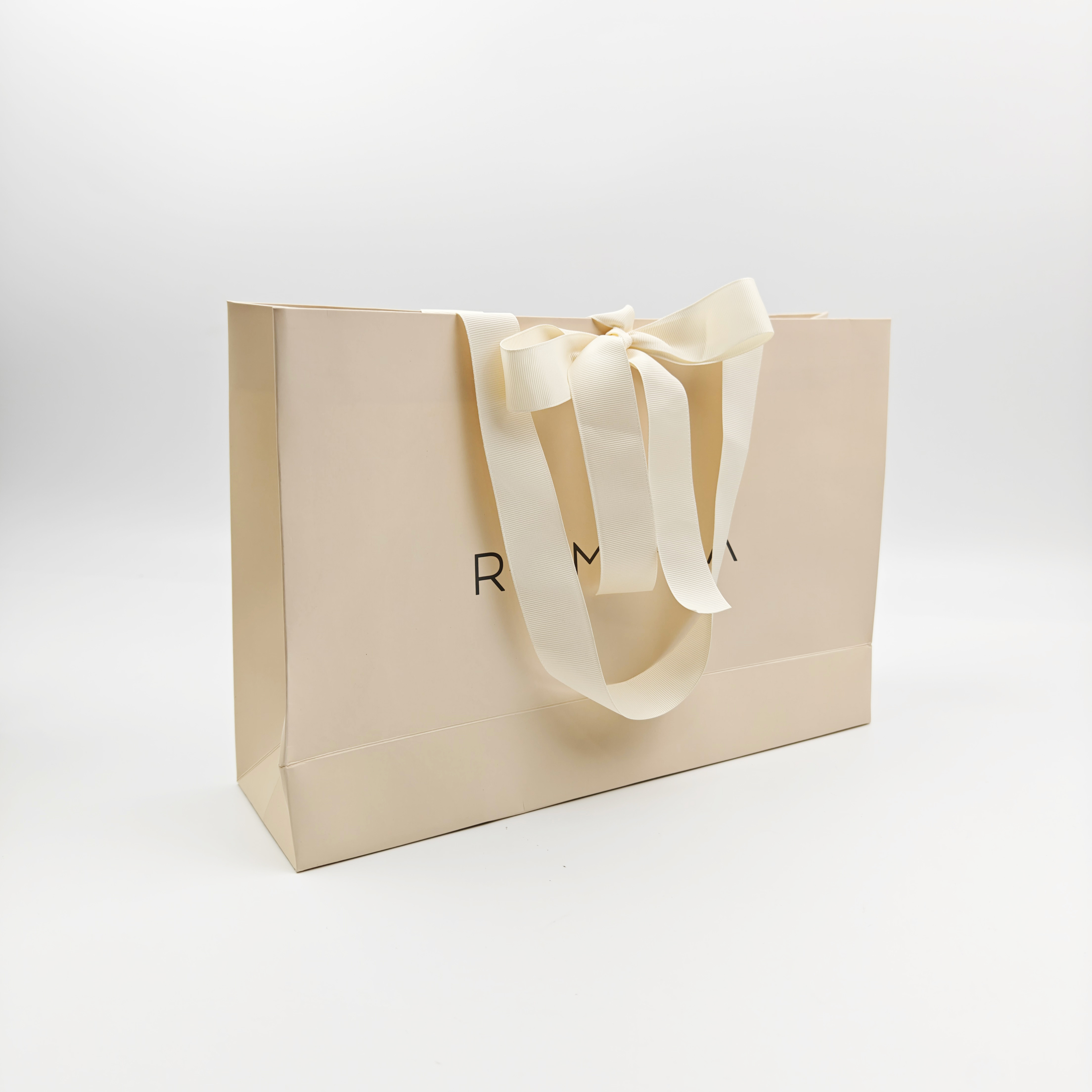 Compostable Christmas Paper Gift Bags Elegant Ribbon Design Cardboard Shopping Bags for Clothing & Candy