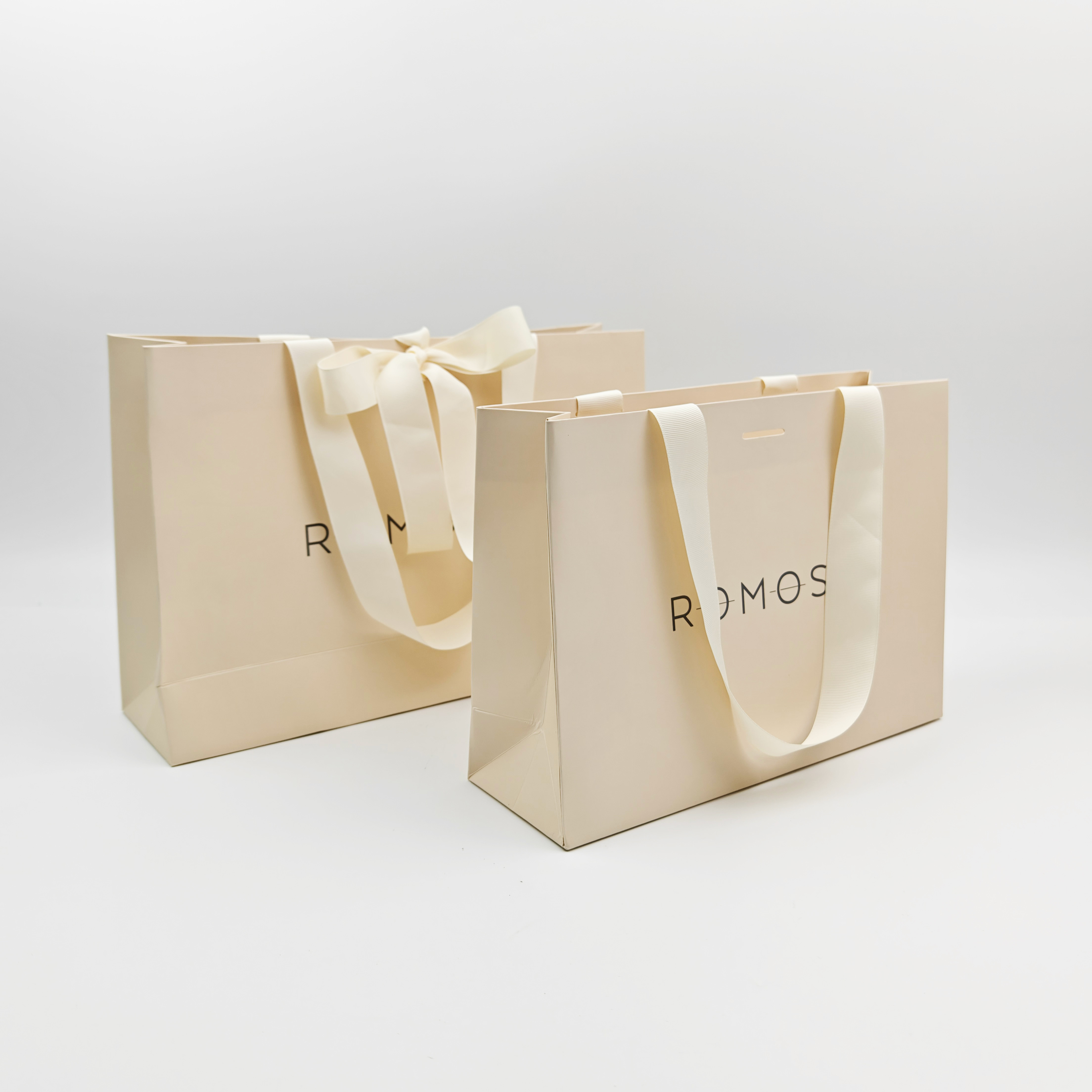Compostable Christmas Paper Gift Bags Elegant Ribbon Design Cardboard Shopping Bags for Clothing & Candy