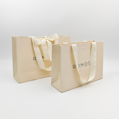 Compostable Christmas Paper Gift Bags Elegant Ribbon Design Cardboard Shopping Bags for Clothing & Candy