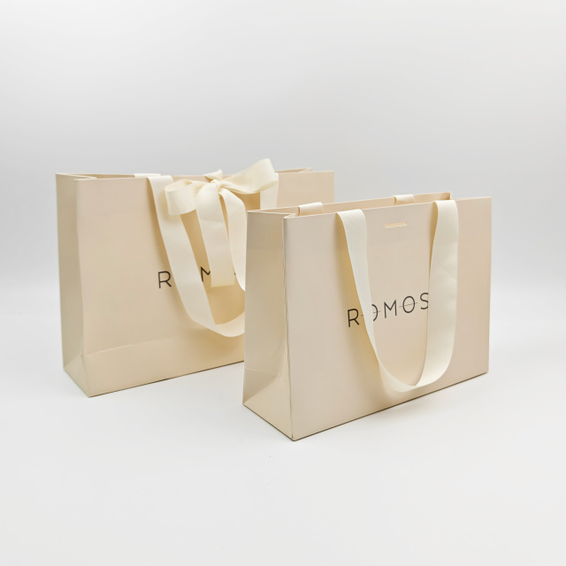 Compostable Christmas Paper Gift Bags Elegant Ribbon Design Cardboard Shopping Bags for Clothing & Candy