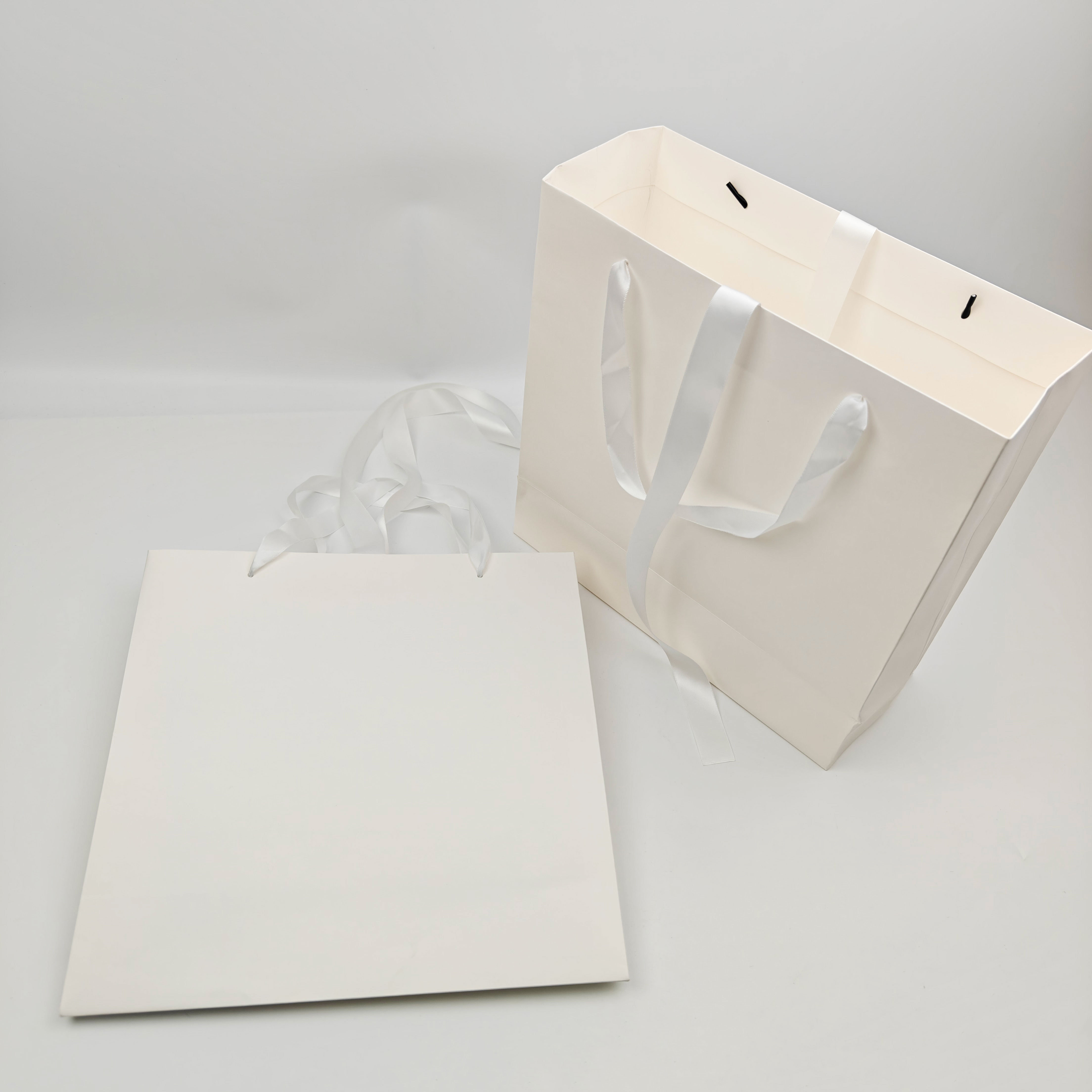 Custom White Kraft Luxury Gift Bags Eco-Friendly Retail Packaging Bag for Clothing & Apparel