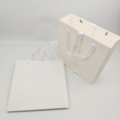 Custom White Kraft Luxury Gift Bags Eco-Friendly Retail Packaging Bag for Clothing & Apparel