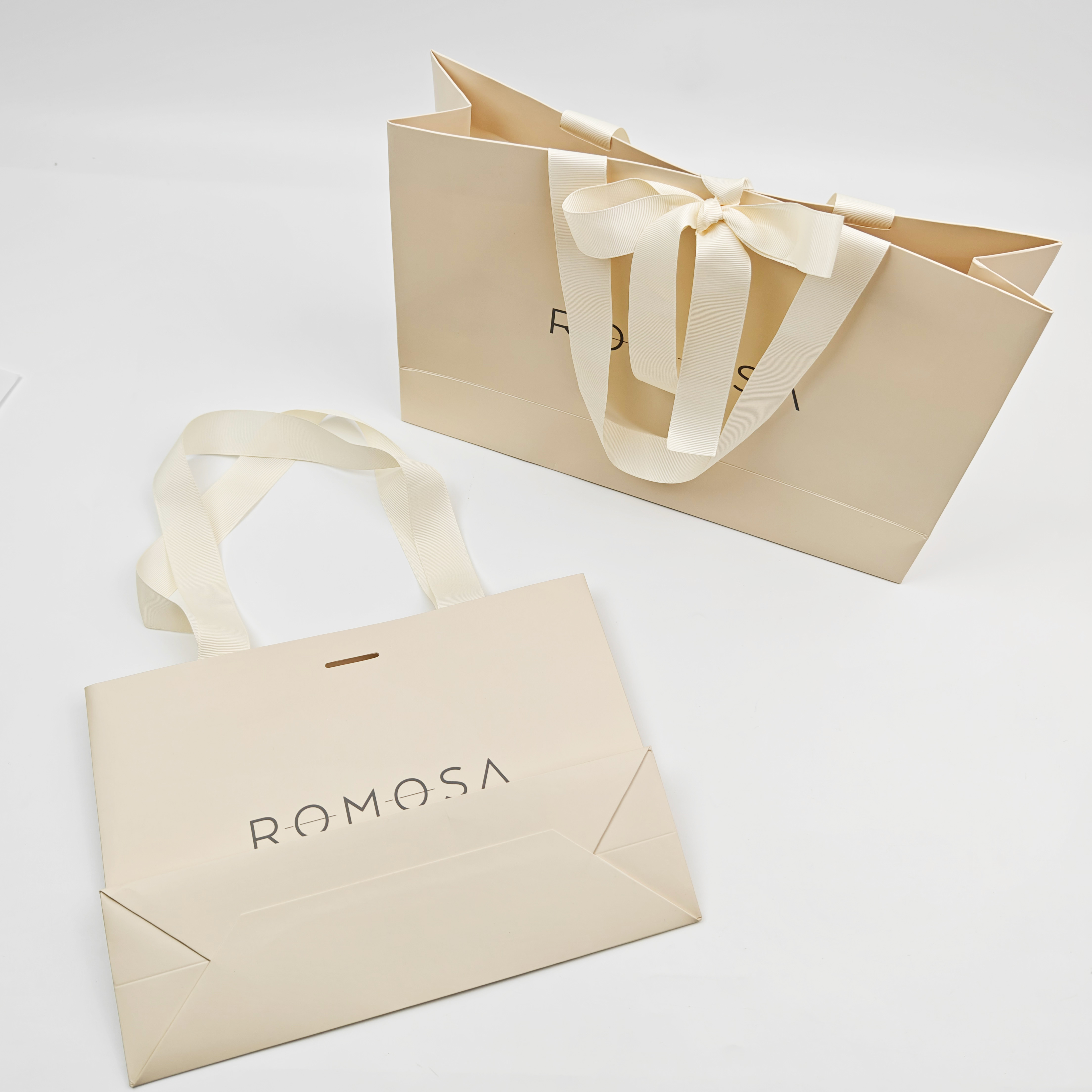 Compostable Christmas Paper Gift Bags Elegant Ribbon Design Cardboard Shopping Bags for Clothing & Candy