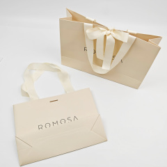 Compostable Christmas Paper Gift Bags Elegant Ribbon Design Cardboard Shopping Bags for Clothing & Candy