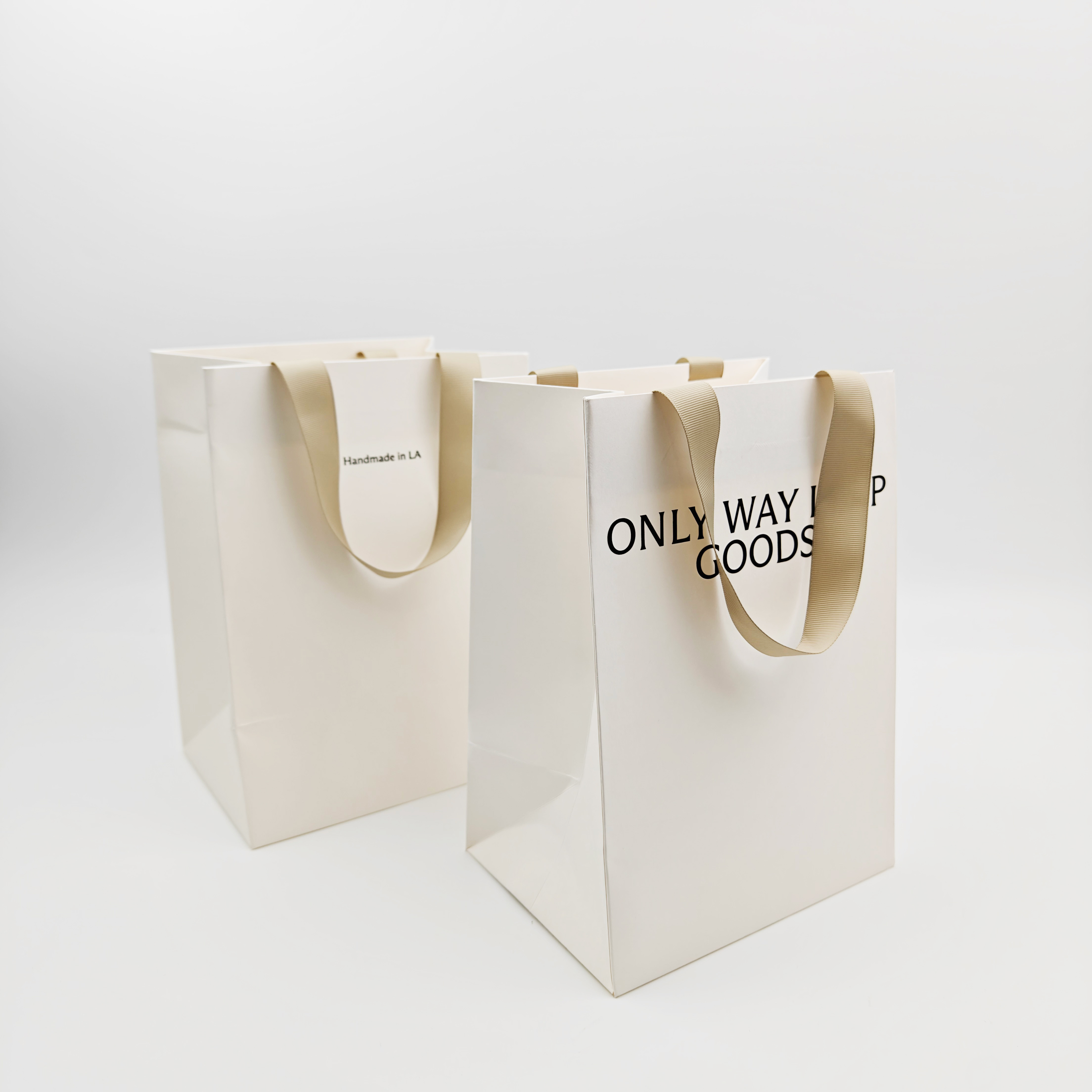 Custom Embossed Logo White Paper Gift Bags Eco-Friendly Premium Cardboard Wholesale Hot Selling Shopping Bags