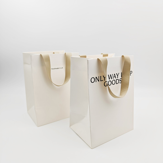 Custom Embossed Logo White Paper Gift Bags Eco-Friendly Premium Cardboard Wholesale Hot Selling Shopping Bags