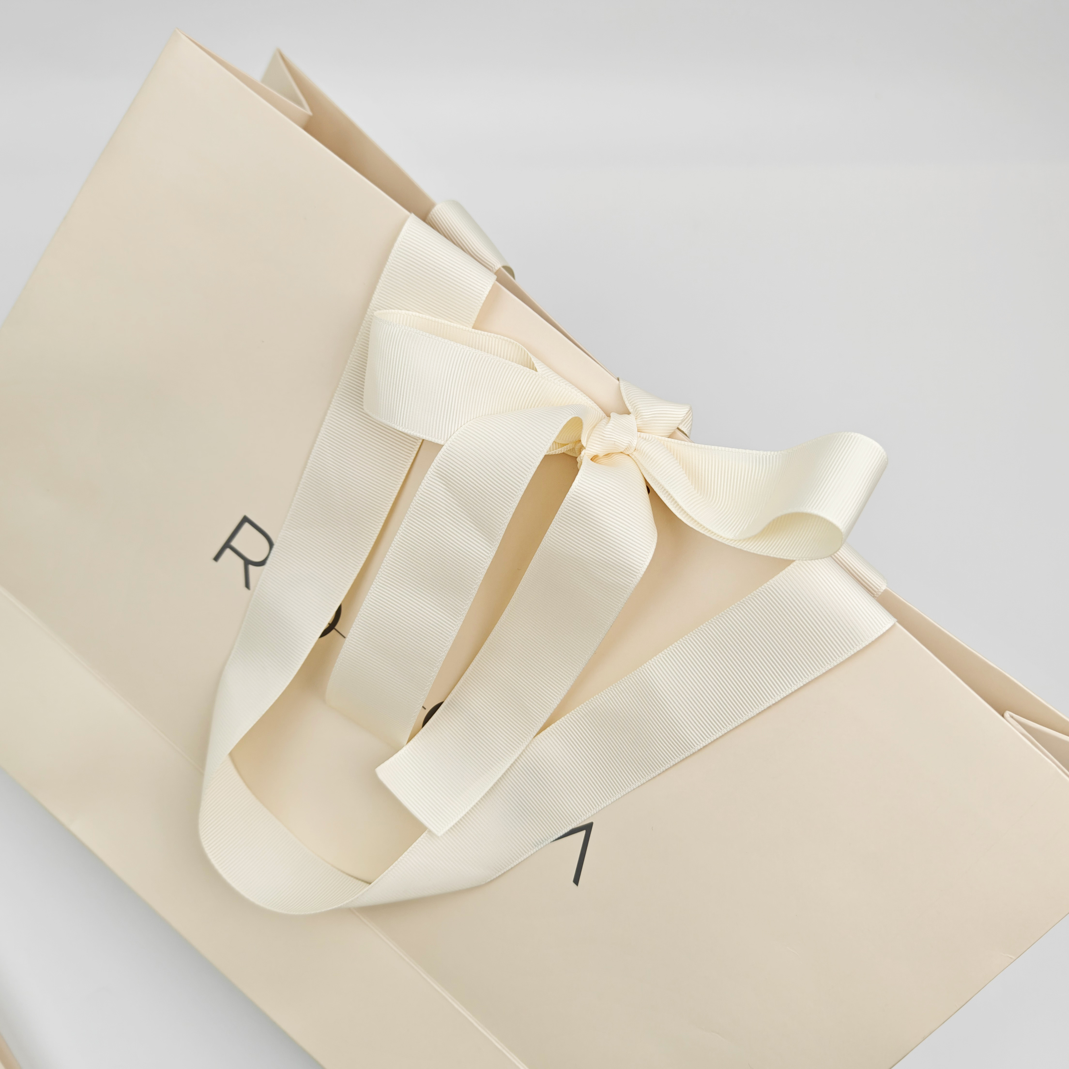 Compostable Christmas Paper Gift Bags Elegant Ribbon Design Cardboard Shopping Bags for Clothing & Candy