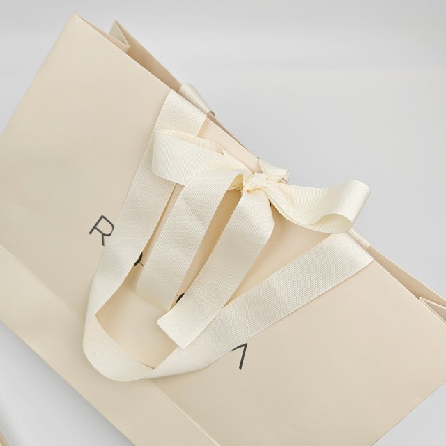 Compostable Christmas Paper Gift Bags Elegant Ribbon Design Cardboard Shopping Bags for Clothing & Candy