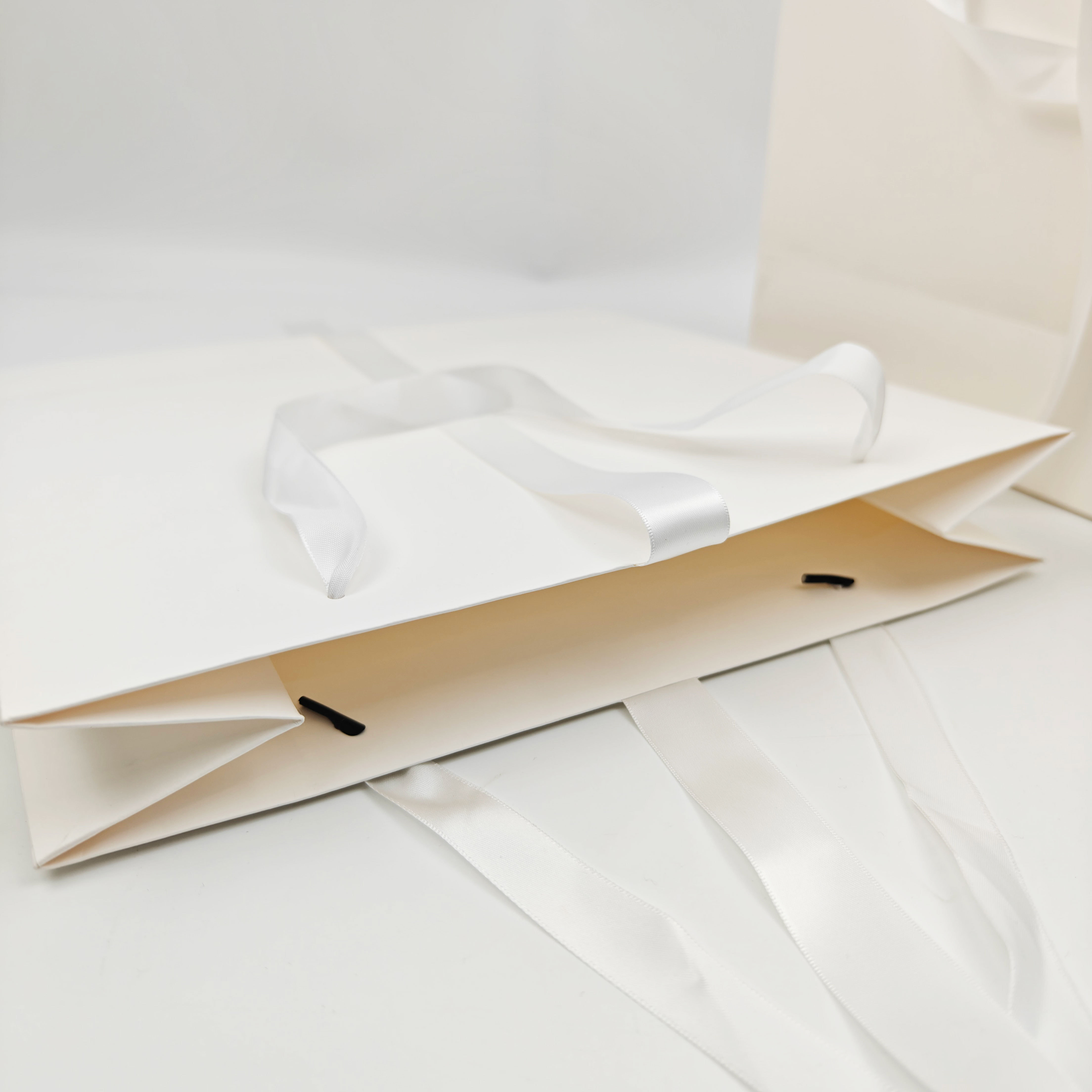 Custom White Kraft Luxury Gift Bags Eco-Friendly Retail Packaging Bag for Clothing & Apparel