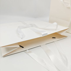 Custom White Kraft Luxury Gift Bags Eco-Friendly Retail Packaging Bag for Clothing & Apparel