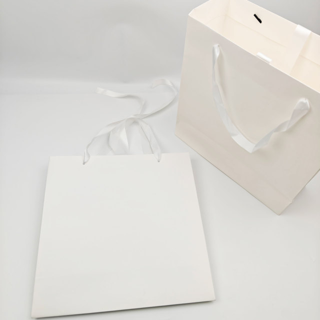 Custom White Kraft Luxury Gift Bags Eco-Friendly Retail Packaging Bag for Clothing & Apparel