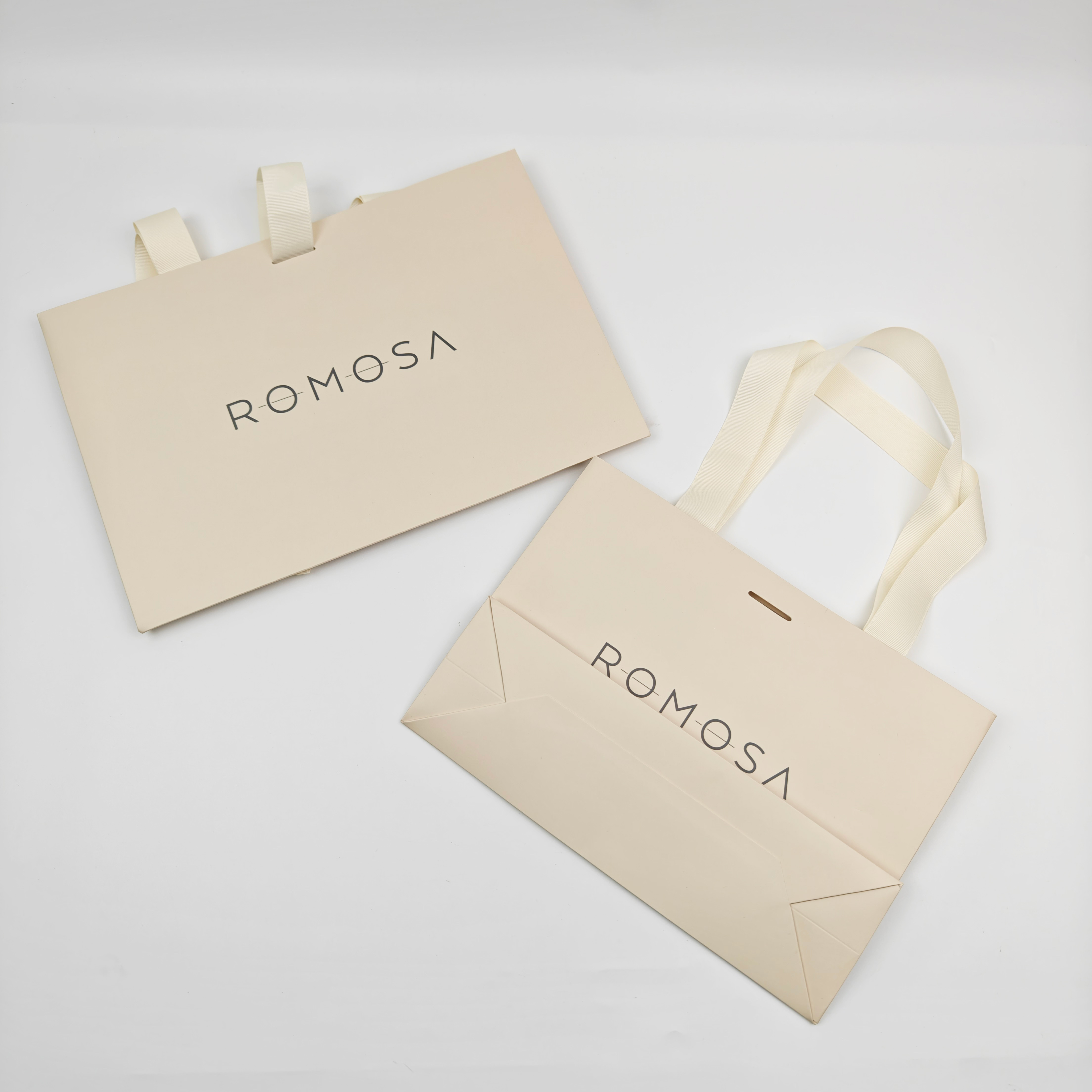 Compostable Christmas Paper Gift Bags Elegant Ribbon Design Cardboard Shopping Bags for Clothing & Candy