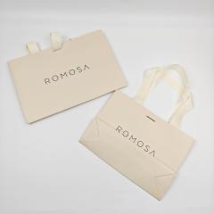 Compostable Christmas Paper Gift Bags Elegant Ribbon Design Cardboard Shopping Bags for Clothing & Candy