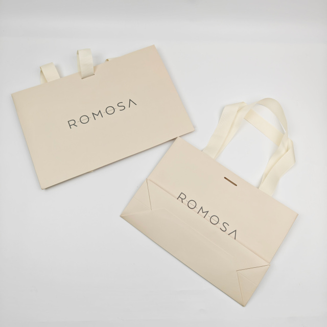Compostable Christmas Paper Gift Bags Elegant Ribbon Design Cardboard Shopping Bags for Clothing & Candy