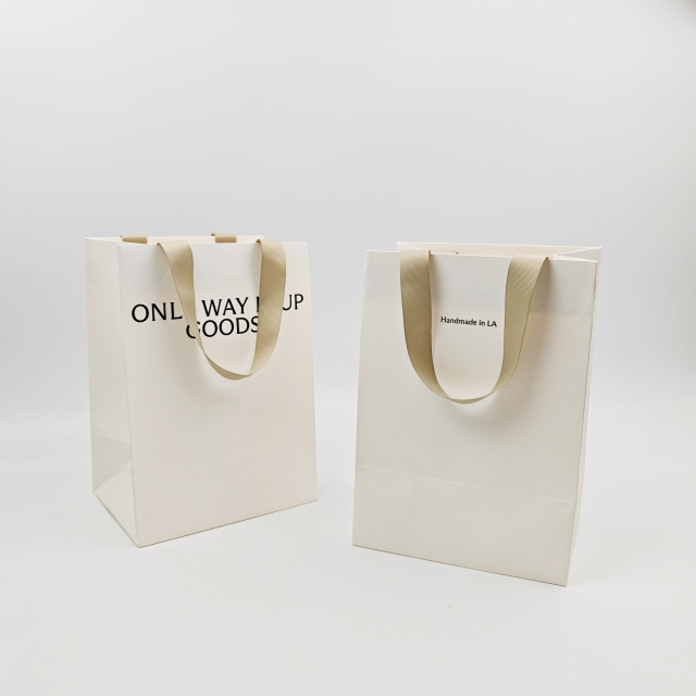 Custom Embossed Logo White Paper Gift Bags Eco-Friendly Premium Cardboard Wholesale Hot Selling Shopping Bags