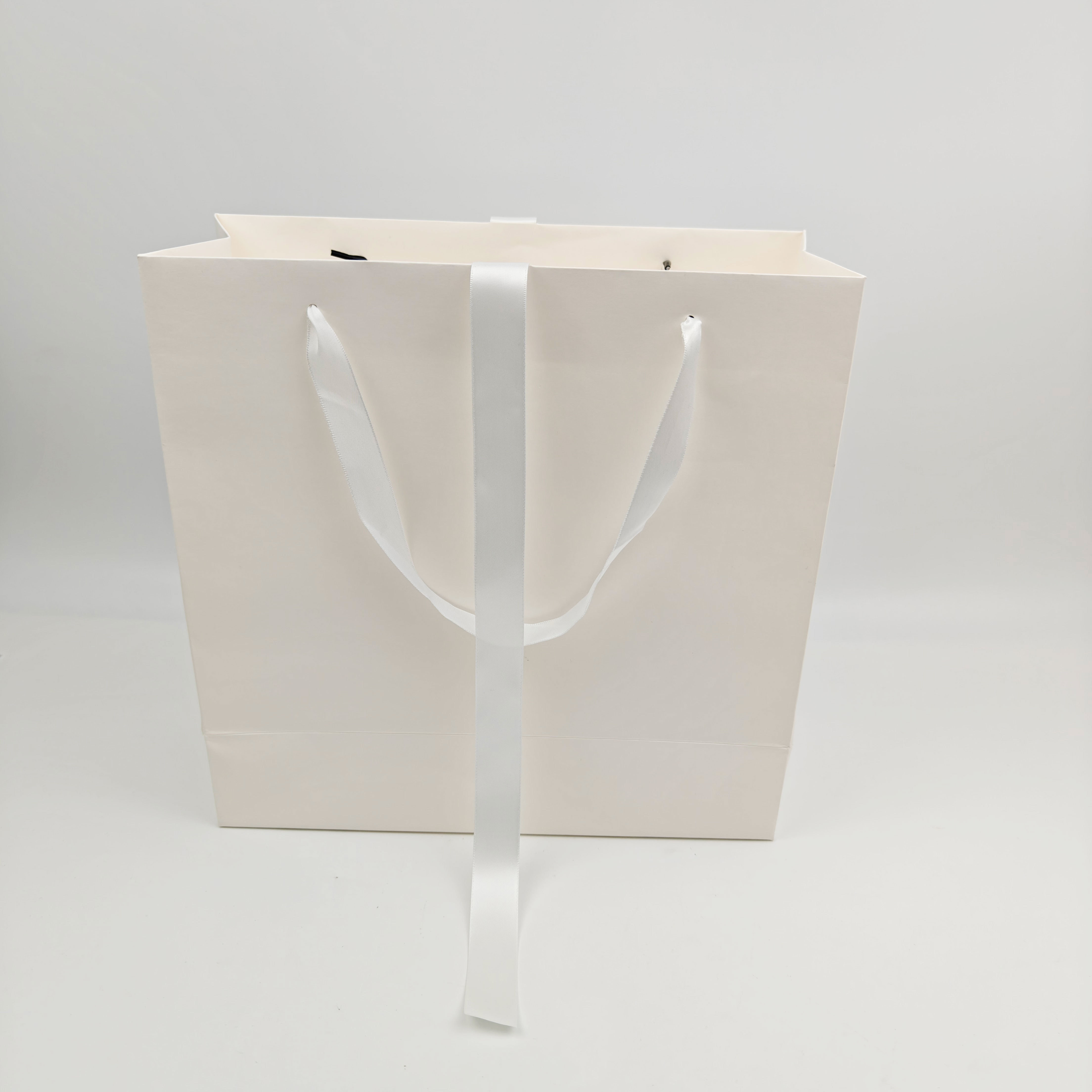 Custom White Kraft Luxury Gift Bags Eco-Friendly Retail Packaging Bag for Clothing & Apparel