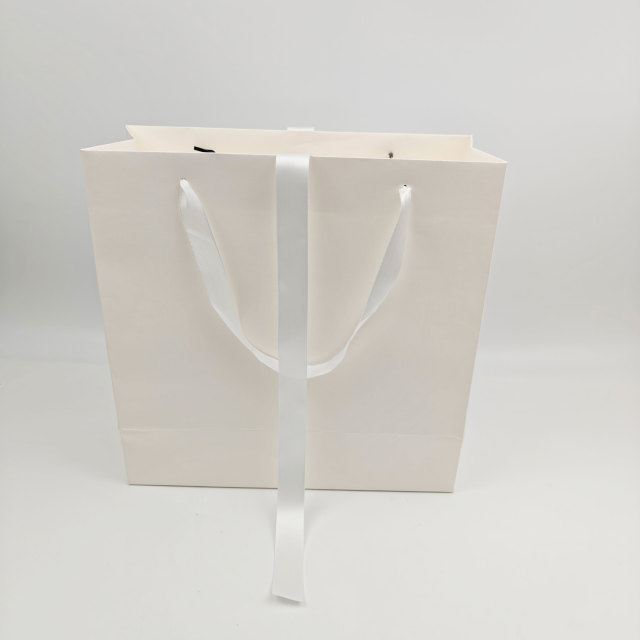Custom White Kraft Luxury Gift Bags Eco-Friendly Retail Packaging Bag for Clothing & Apparel