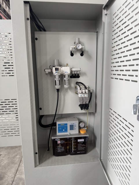 Y Axis Four Linear Rail VMC1370 With Mitsubishi System High Precision High Speed Cost Effective Cnc Vertical Machining Center