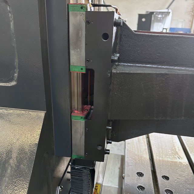 SH-VL13i Accuracy X Axis Travel 1350mm 1370 Y Axles 2 Guide Rail Numerical Controls Machining Center Fanuc