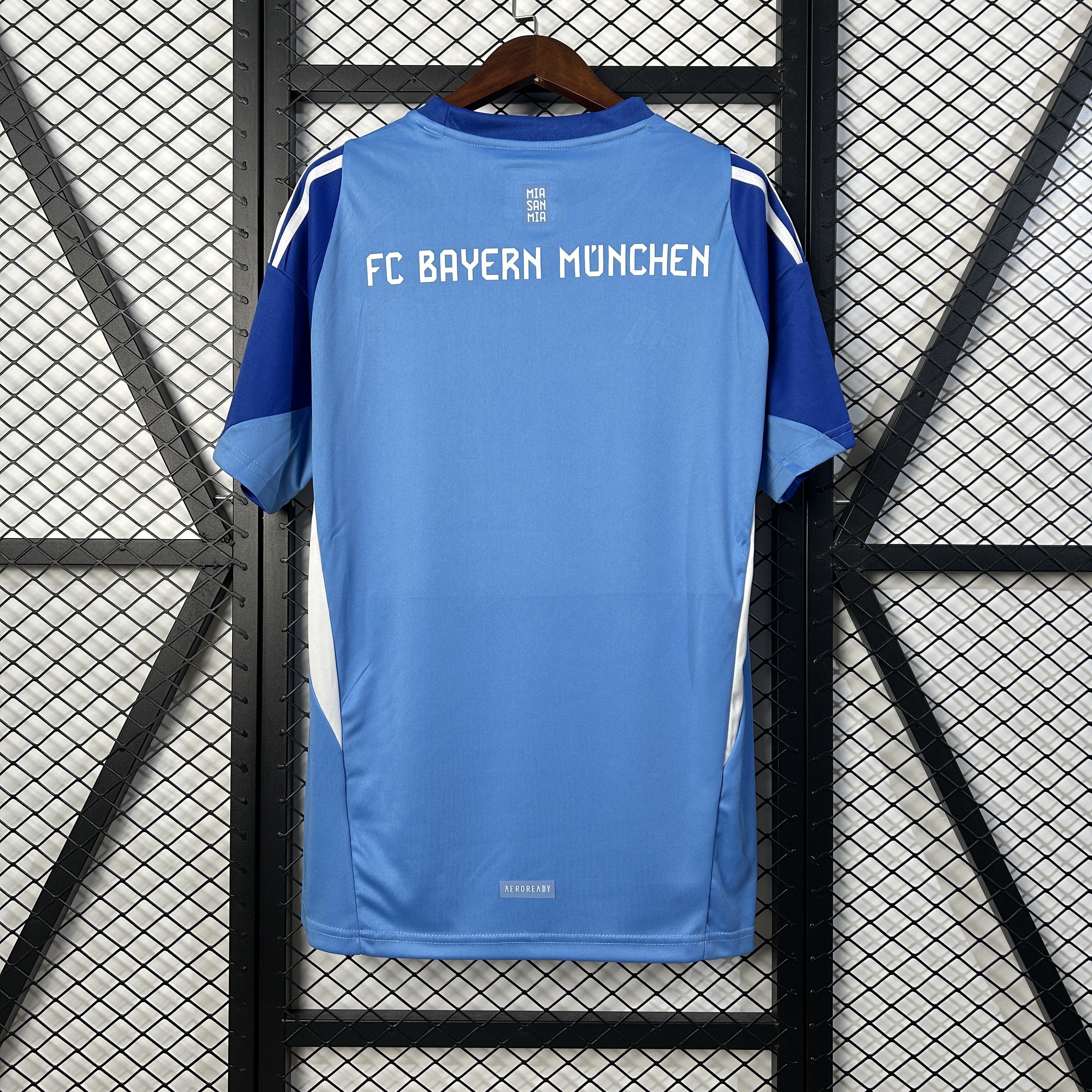 Bayern Munich Soccer Jersey Green Goalkeeper Shirt 2025/26