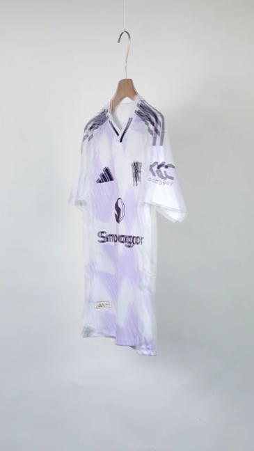 B.FERNANDES #8 Manchester United Away Authentic Soccer Jersey 2025/26