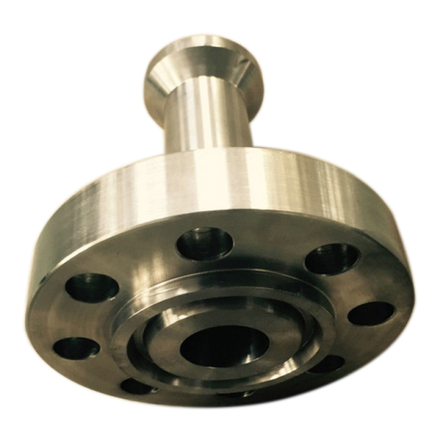 Установка фланцевого соединения радиочастотного кабеля для нефтегазопровода.