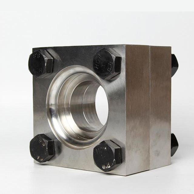 Кованый квадратный фланец, используемый для соединения нефтегазопроводов.