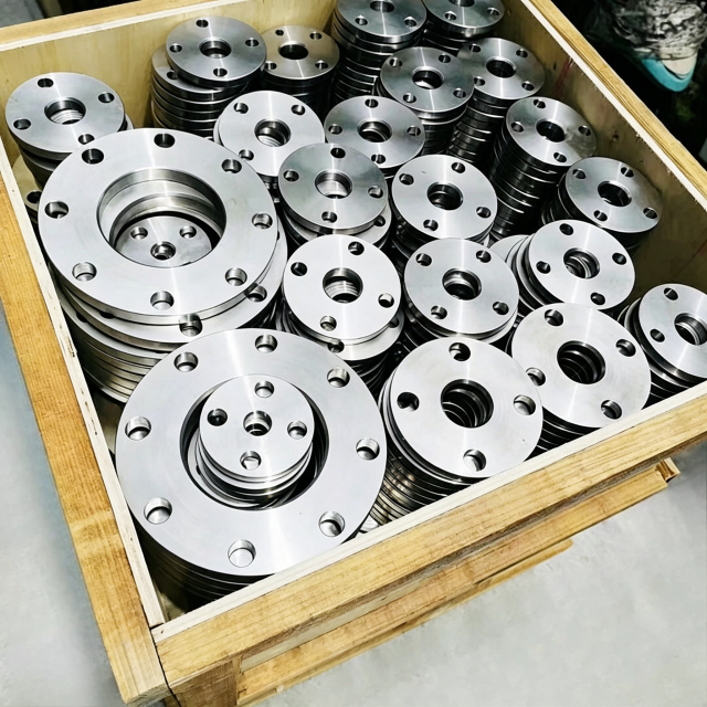 Carbon Steel Flange Manufacturer | ANSI, DIN, JIS & ASME Pipe Flanges