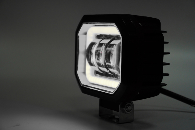 مصباح كشاف LED خارجي بعدسة عرض ضوئية للدراجات النارية والسيارات