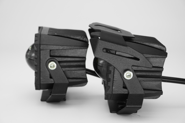 مصباح كشاف LED خارجي بعدسة عرض ضوئية للدراجات النارية والسيارات