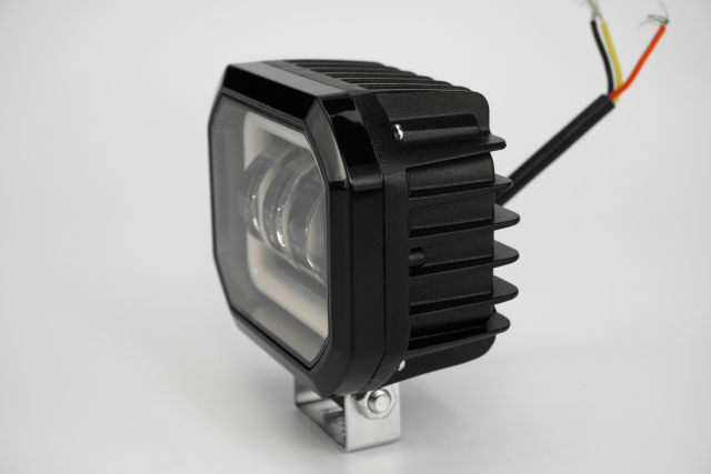 مصباح كشاف LED خارجي بعدسة عرض ضوئية للدراجات النارية والسيارات