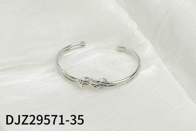 Knotted Twist Opening Fashion Bangle
