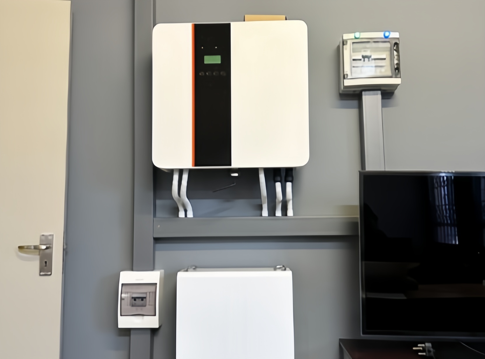 IP65 Hybrid Inverter High Voltage 230V LiFePO4 off Grid 5-6KW Power for Residential R8KL1-G2