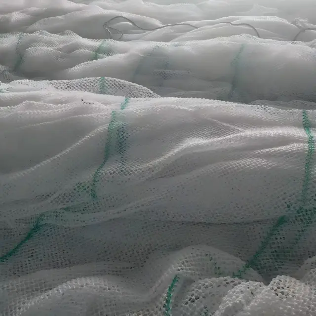 Knotted polypropylene netting with a single or double knot