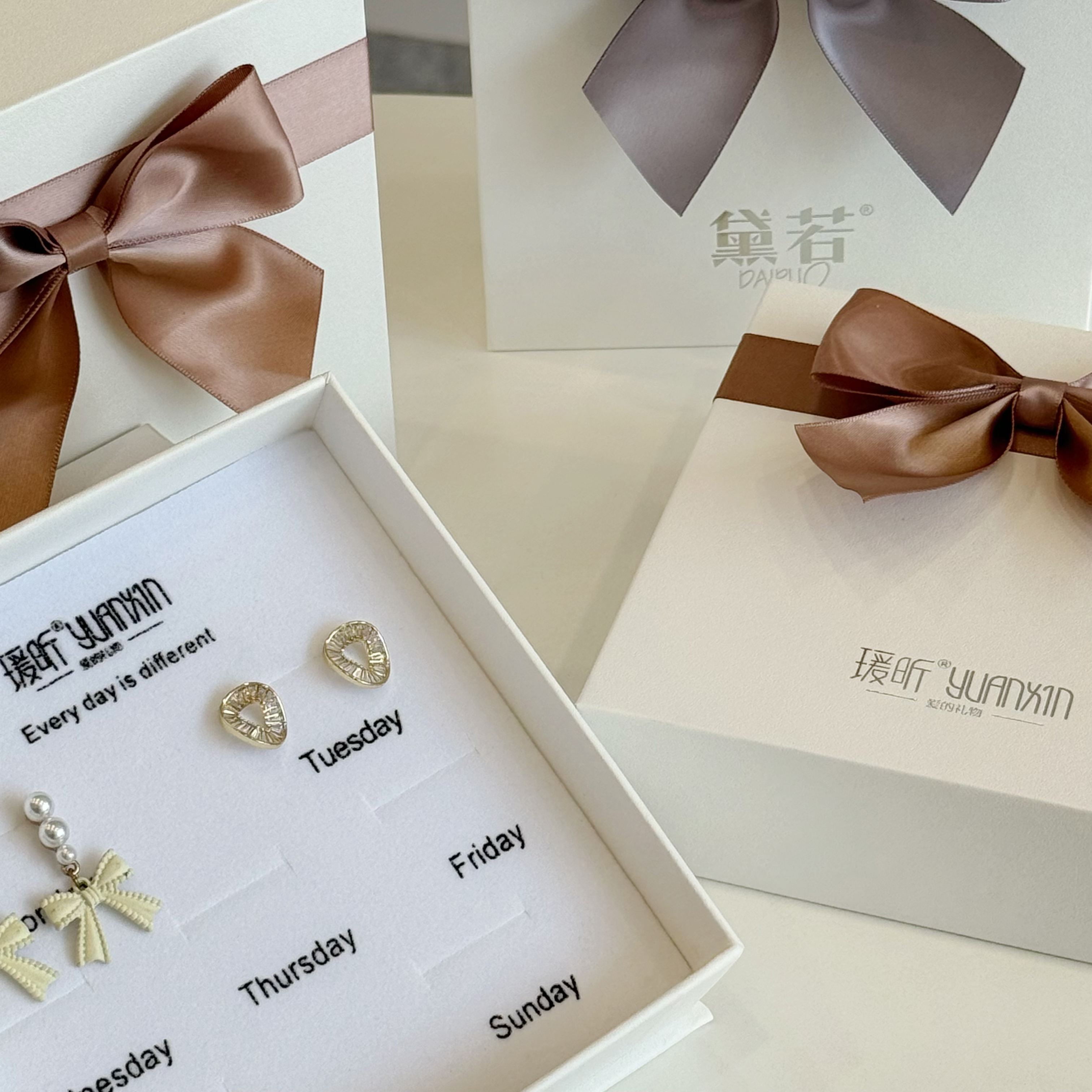Luxury Cream White Jewelry Packaging Box - Personalized Weekly Jewelry Set Case with Ribbon - Ideal for Birthday & Anniversary Gifts