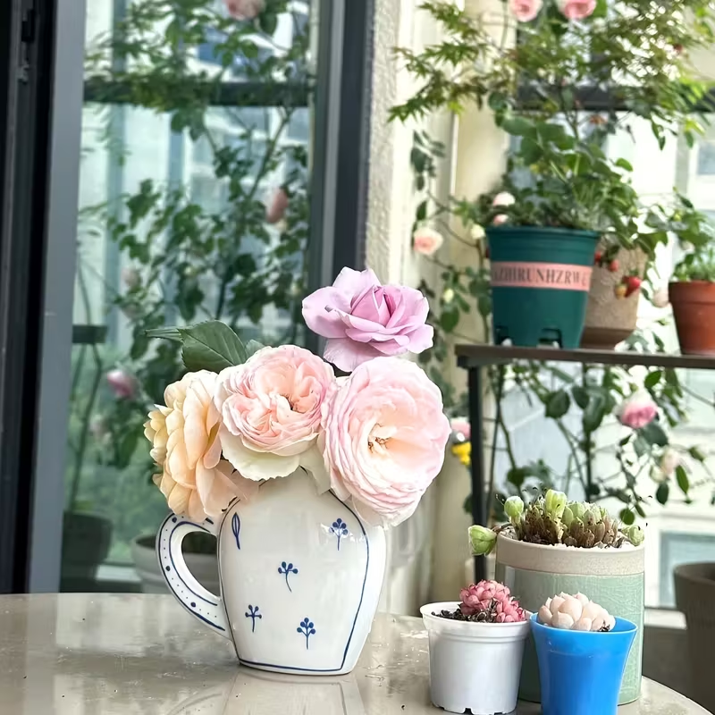 Wholesale blue-and-white porcelain vases and small pots
