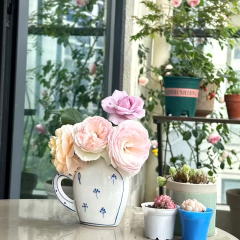 Wholesale blue-and-white porcelain vases and small pots